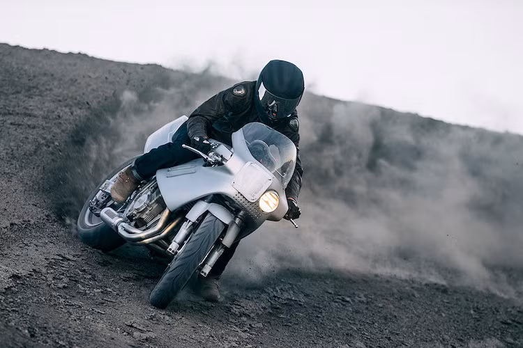 Walter cùng các cộng sự đã tìm được chiếc xe trong tình trạng rất tồi tệ vào 3 năm trước. Khi họ phát hiện ra chiếc xe, phần quây gió phía dưới đã bị mất; các món phụ tùng "fake" được lắp khắp xe, lọc gió bị chuột gặm và toàn bộ hệ thống điện đã hỏng hoàn toàn.