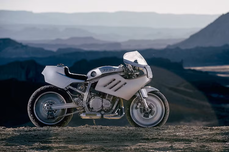 Cũng giống như nhiều chiếc GSX-R750 cùng đời khác, Major Tom đã "thống trị" đường phố trong 15 năm đầu đời. Tuy nhiên sau đó, nó đã được một "dân chơi đập đá" tại quận Clackamas, Oregon mua lại và phá nát.