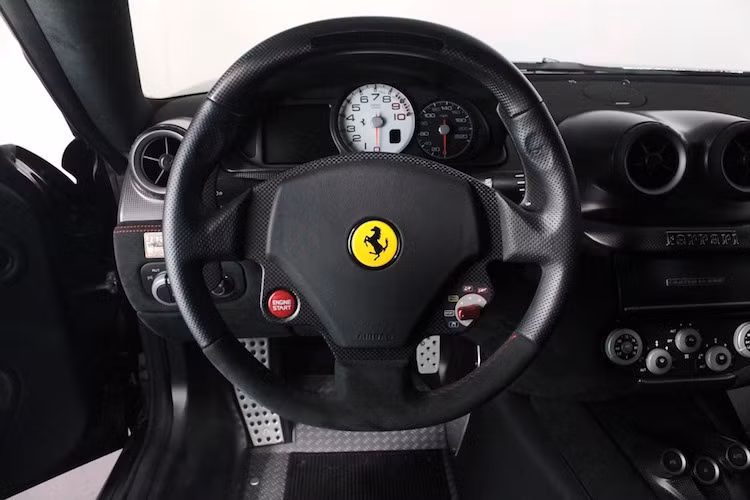 Chiếc 599 GTO này có nội thất được bọc hoàn toàn trong da và vải Alcantara màu đen, đồng thời đã có sẵn tay lái với đèn LED báo chuyển số theo phong cách của những chiếc xe đua Ferrari như FXX hay 599XX.