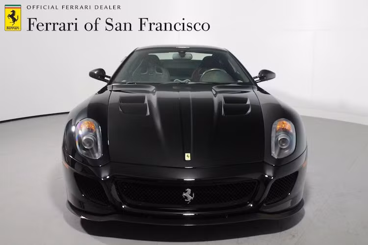 Đúng như tên gọi, gói phụ kiện này sẽ bao gồm các trang bị giúp khả năng khí động học của 599 GTO được nâng cao. Ở phía trước, cản trước của chiếc xe có thêm cánh chia gió bằng sợi carbon, cùng với nắp ca-pô có thêm khe tản nhiệt.