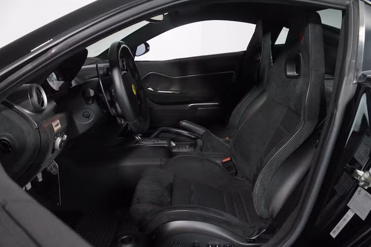 Do chỉ có các thay đổi về khí động học nên gói Track Use Aerokit cũng sẽ giữ nguyên những tiện nghi nguyên bản của nội thất 599 GTO, thay vì "lột truồng" nội thất như 599XX để giảm trọng lượng tối đa.