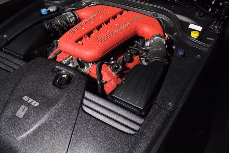 Như đã nói ở trên, do có thêm gói khí động học nên chiếc 599 GTO này chỉ có thể đạt tốc độ tối đa trong khoảng từ 320-330 km/h. Bên cạnh động cơ mạnh hơn, mỗi chiếc 599 GTO còn nhẹ hơn 599 GTB tới 100 kg.