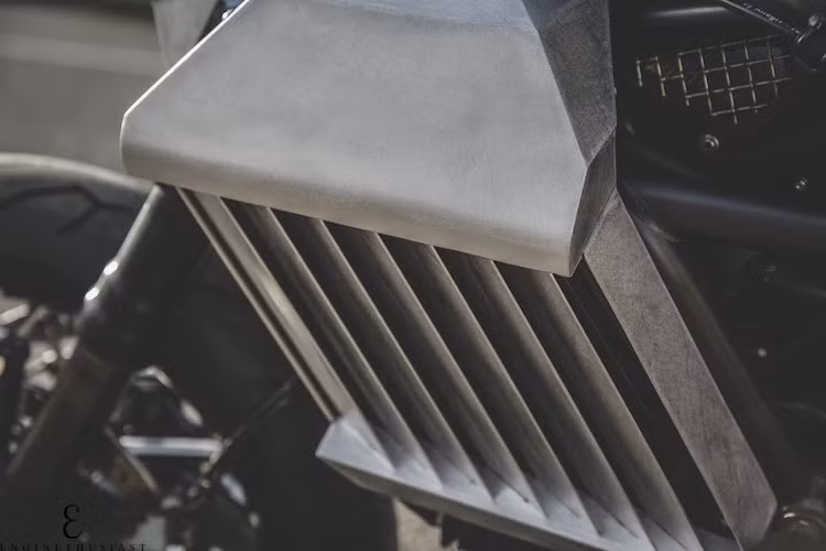 Phần thân mới cho chiếc Diavel đã được Sharma cùng những người thợ tại xưởng chế tạo hoàn toàn từ nhôm. Ngay cả các khe tản nhiệt hai bên thân xe cũng đã được anh thiết kế lại với các nan song song với nhau "đều tăm tắp".