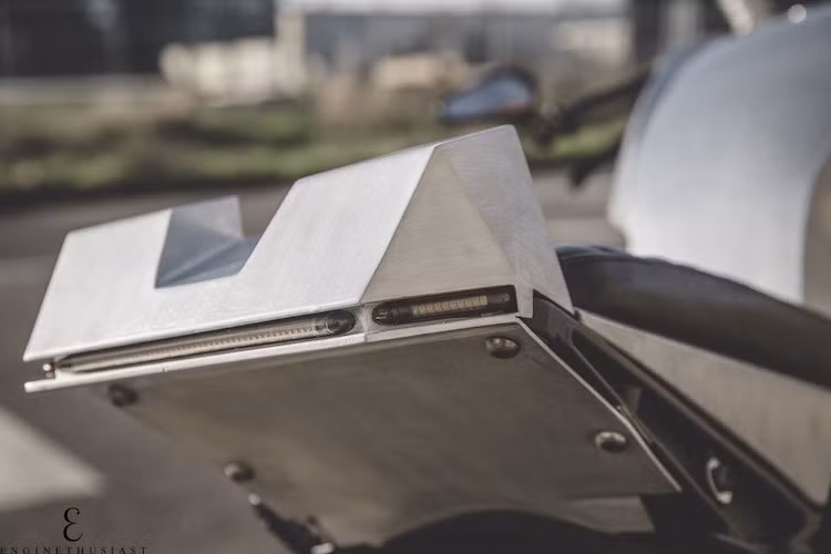 Phần đuôi của chiếc xe là những khối đa giác đúng nghĩa bằng nhôm, trong khi toàn bộ các đèn chiếu sáng của chiếc xe đều được chuyển sang dạng LED đầy ấn tượng và tiết kiệm điện hơn.