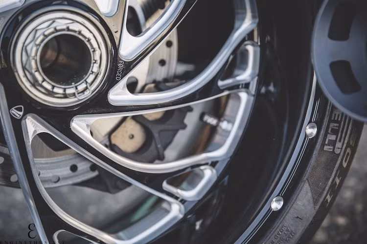 Trong quá trình phục chế chiếc xe, dàn chân cùng một số chi tiết của Rizoma được thay thế cho các phụ tùng nguyên bản đã hỏng. Ngoài ra, Sharma còn nâng cấp chiếc xe với phanh Brembo RCS, pô Termignoni Carbon và cặp mâm option 10 cánh xoắn với 2 tông màu đen-bạc cực đẹp mắt.