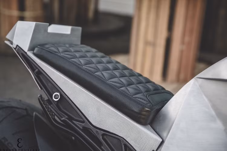 Phần khung phụ sau tai nạn của chiếc Diavel đã bị loại bỏ, thay vào đó là khung mới được rút gọn và lắp một chiếc yên nhỏ bên trên, với bề mặt chần chỉ tạo thành các khối tam giác. Với bộ yên này, chiếc Diavel sau khi độ chỉ còn ngồi được một người.