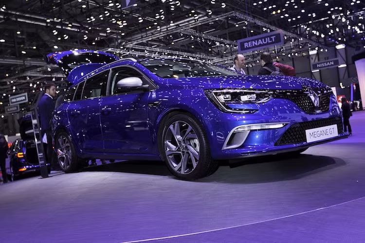 Về động cơ, Megane Sport Tourer vẫn có đầy đủ các phiên bản như dòng hatchback, bao gồm xăng 1.2/1.6l tăng áp và 1.5/1.6l turbodiesel. Các phiên bản GT cao cấp có hộp số tự động ly hợp kép, treo cứng hơn và hệ thống đánh lái 4 bánh 4CONTROL.