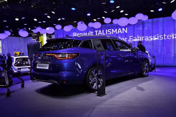 Phiên bản cao cấp nhất GT còn có ngoại hình đầy thể thao với lưới tản nhiệt tổ ong, cản trước mới, mâm 18 inch, ống xả chụp chrome.