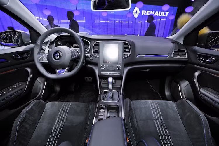 Bên trong nội thất, Megane Sport Tourer sở hữu màn hình của hệ thống thông tin giải trí R-Link với kích thước lớn, chiếm gần hết không gian của bảng điều khiển trung tâm. Bản GT còn có thêm ghế kèm vô-lăng thể thao.