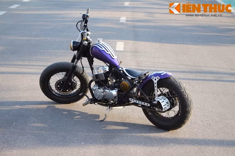 Ngoài ra, anh Hiệp còn hạ thêm phuộc trước của chiếc xe để khiến nó có dáng thấp hơn, hấp dẫn hơn.