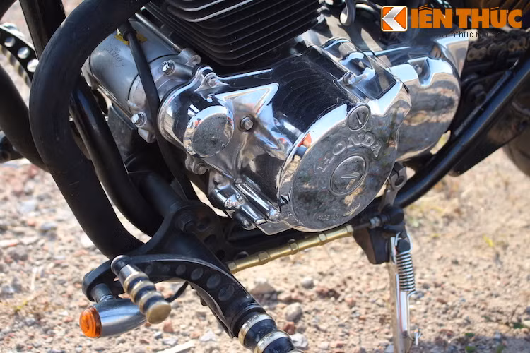 Bản thân khối động cơ của chiếc xe cũng đã được nâng dung tích lên từ 125 thành 250 cc bằng cách thay toàn bộ dàn hơi, xi-lanh, tay biên... từ một mẫu Honda 250 cc khác, sau đó tiếp tục được cân chỉnh bởi thợ Sài Gòn.