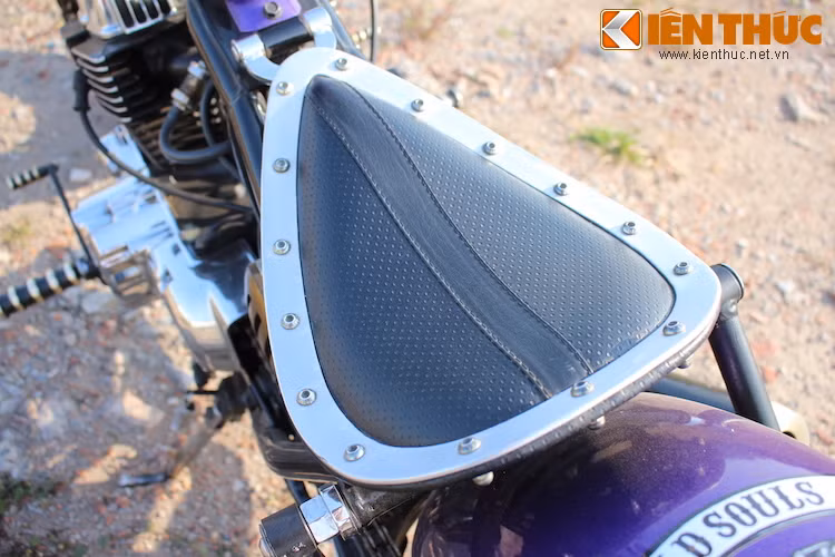 Yên xe chỉ được lót đệm mỏng và bọc da, sau đó cố định bằng một khung nhôm CNC được bắt ốc chắc chắn. Cùng với đuôi sau dạng hard tail, sự êm ái của dòng cruiser Rebel nguyên bản đã hoàn toàn biến mất.