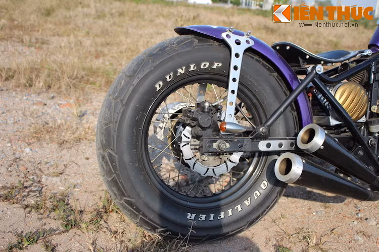 Cả hai bánh xe đều có vành đường kính 16 inch và sử dụng lốp Dunlop với lốp trước kích thước 130/90/16 và lốp sau 150/90/16.