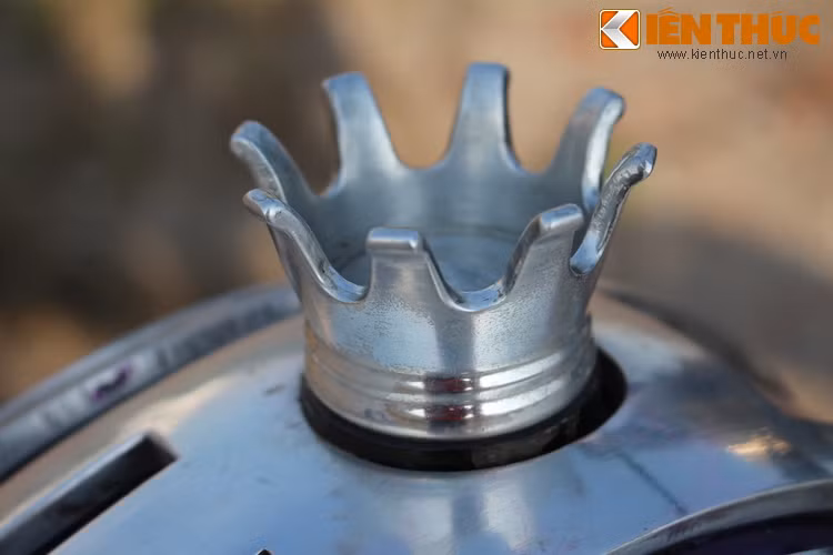 Nắp bình xăng cũng là một "điểm nhấn" đặc biệt trên chiếc Rebel độ bobber hardtail này, khi được tiện từ một khối nhôm để thành hình vương miện.