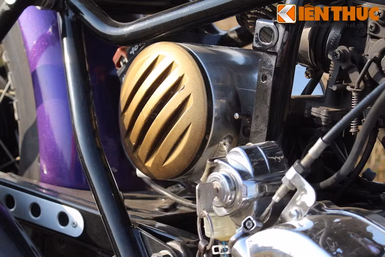 Tương tự một số mẫu Harley-Davidson độ Bobber, bình ắc-quy của chiếc Rebel này cũng được giấu gọn bên trong một hộp dạng ống. Những tấm ốp hai bên thân xe cũng được tạo hình từ đồng bằng công nghệ CNC.