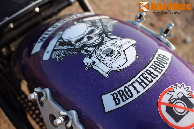 Dè sau của xe cũng đã được sơn lại, đồng thời dán logo V-Twin của nhóm Wild Souls Brotherhood nơi anh Hiệp đang tham gia.