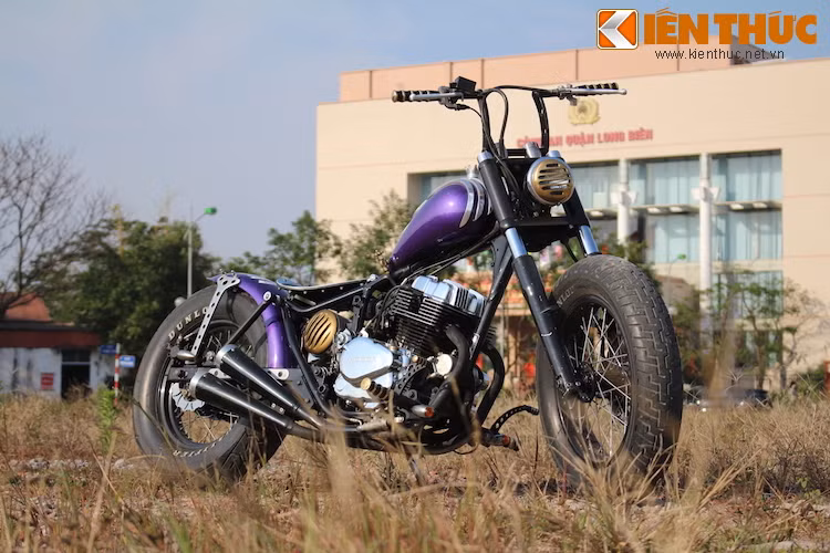 Trước đậy, chiếc Honda Rebel 125 độ bobber này đã từng xuất hiện rất nhiều trên Internet cùng với biker nổi tiếng Đức Tào Phớ "cosplay" trong trang phục samurai vào dịp Tết 2015.
