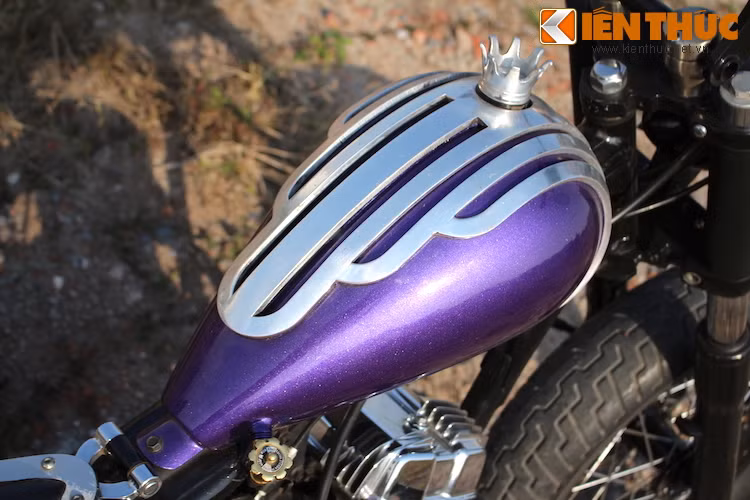 Sau khi về tay anh Hiệp, nước sơn của chiếc xe đã được đổi từ màu đen bóng sang màu tím ánh kim nổi bật hơn. Tuy nhiên, phần ốp nhôm CNC vẫn tiếp tục được giữ lại, tạo nét độc đáo cho chiếc Rebel này.