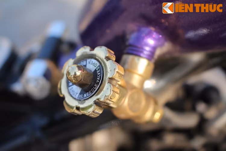 Bình xăng của chiếc xe được gò lại với hình giọt nước. Một chi tiết khá thú vị đó là khóa xăng được tận dụng từ khóa vòi nước bằng đồng rất "hợp gu" với một số chi tiết CNC trên xe.