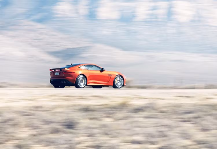 Bên cạnh động cơ mạnh hơn, Jaguar còn trang bị cho F-Type SVR hệ thống treo thể thao chủ động mới, cùng với vi-sai điện tử ở cầu sau. Hệ thống phanh gốm-carbon là trang bị lựa chọn.