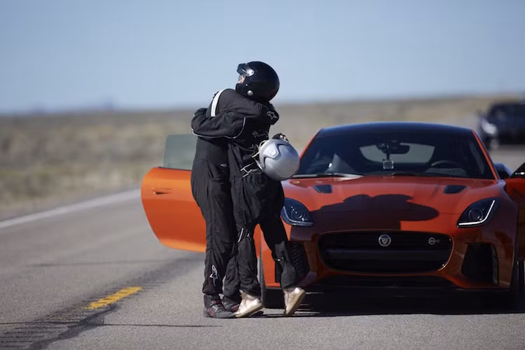 Cùng với chiếc F-Type SVR, Michelle Rodriguez đã đạt tốc độ tối đa lên tới 323 km/h. Đây cũng là lần đầu tiên cô tự cầm lái một chiếc xe và đạt tốc độ này.