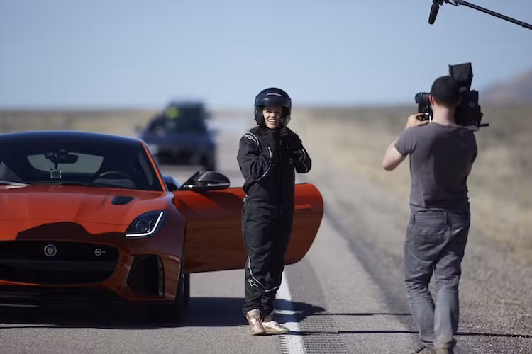 Michelle Rodriguez đã cầm lái chiếc xe thể thao Jaguar F-Type SVR trên một con đường cao tốc ở Mỹ. Do đây là một chương trình do Jaguar tổ chức nên cô đã chạy "max công" chiếc xe hoàn toàn hợp pháp.