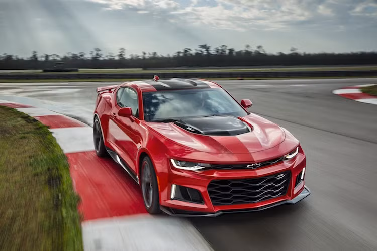 Ngoài hệ động lực, khả năng điều khiển của Camaro ZL1 cũng được cải tiến mạnh nhờ có hệ thống treo từ tính Magnetic Ride mới, hệ thống kiểm soát lực kéo, vi sai điện tử giới hạn và nhiều chế độ lái khác nhau.