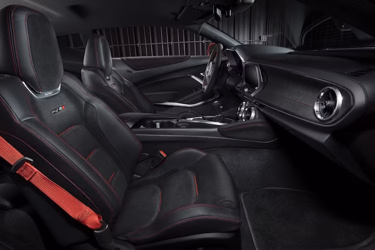 Người lái và hành khác sẽ ngồi chắc chắn trên những chiếc ghế đua của hãng Recaro dành riêng cho ZL1. Toàn bộ nội thất được bọc vải Alcantara và da cao cấp, kết hợp với các chi tiết viền chỉ đỏ đầy cá tính và dây an toàn cũng có màu đỏ.