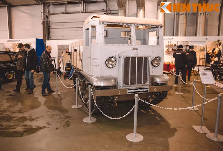 Một chiếc xe tải quân sự ST3-5 Stalines, được thiết kế đặc biệt với bánh xích để di chuyển trên các con đường tuyết mùa đông tại Nga.