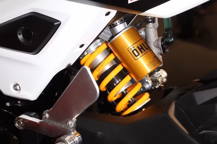 Dù phuộc trước của xe có dạng nguyên bản nhưng ở phía sau, Grom HRC lại được trang bị phuộc monoshock Ohlins "hàng hiệu".