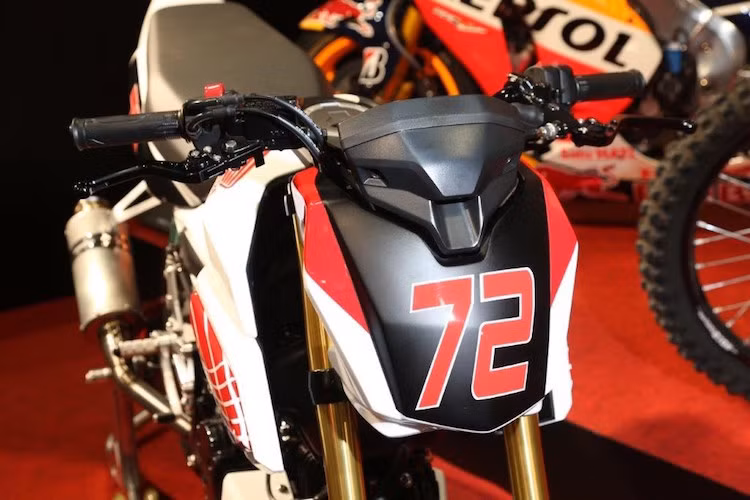 So với những chiếc MSX125 thông thường, Honda Grom125 HRC có khá nhiều điểm khác biệt. Là một chiếc xe đua, chiếc xe không được trang bị đèn chiếu sáng hay báo hiệu.