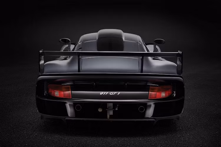 Sắp tới, chiếc 911 GT1 Evo này sẽ được nhà đấu giá RM Sothebys đem ra đấu giá tại Monaco với giá dự đoán có thể lên tới 3 triệu Euro (tương đương 74,5 tỷ đồng). Số tiền này có thể giúp các đại gia dễ dàng mua được một chiếc Bugatti Chiron mới ra, nhưng chắc chắn rằng nó sẽ không "độc" bằng chiếc 911 GT1 Evo duy nhất trên Thế giới được đi ra ngoài đường này!