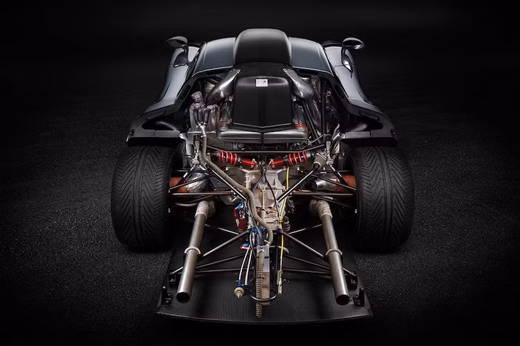 Thay vì có động cơ đặt sau đuôi như những chiếc 911 bình thường, dòng 911 GT1 có máy nằm giữa thân xe, khiến nhiều fan Porsche bảo thủ coi nó không phải là một chiếc 911 thực thụ.