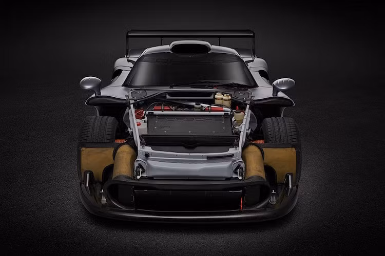 Tuy nhiên, những chiếc xe này đã không thành công như mong đợi của Porsche. Chính vì vậy hãng đã tiếp tục nâng cấp chúng lên phiên bản Evo với hàng loạt các chi tiết khí động học mới và đèn pha "trứng chiên" như những chiếc 911 thế hệ 996 sắp ra mắt vào lúc đó.