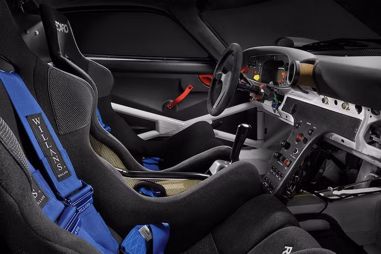 Lái chính và lái phụ sẽ ngồi trên những chiếc ghế đua của Recaro và "gắn liền" với xe bằng dây đai an toàn của Willans. Bộ khung thép sẽ bảo vệ trong những tình huống xấu nhất trên đường đua.