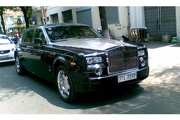 Chiếc Rolls-Royce Phantom với biển Bình Định 77L-7777 này là chiếc đầu tiên được người Việt trực tiếp đặt hàng Rolls-Royce thay vì mua xe đã qua sử dụng, thuộc sở hữu của bà Dương Thị Bạch Diệp.