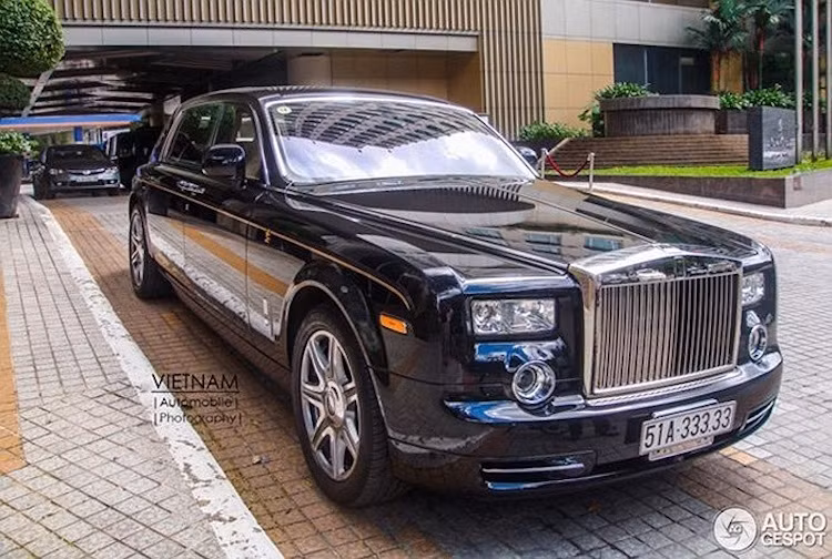 Siêu xe Rolls-Royce Phantom phiên bản kỷ niệm năm Rồng đặc biệt của một đại gia Sài Gòn với biển số ngũ quý 3.