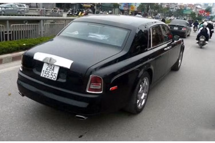 Một chiếc siêu xe sang Rolls-Royce của đại gia Hà Nội bị "tóm gọn" trên đường với biển số tứ quý 5 siêu độc.