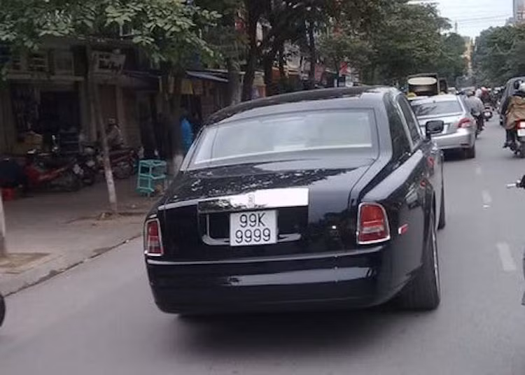 Chiếc Rolls-Royce Phantom màu đen biển tứ quý 9 của đại gia Bắc Ninh.