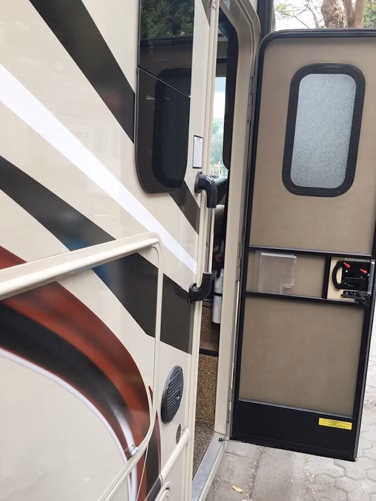 Nếu tham gia vào một cuộc thi xe đẹp, Thor Vegas chắc chắn sẽ bị "loại từ vòng gửi xe". Tuy nhiên, giá trị thật của chiếc xe không nằm ở ngoại hình của nó, mà là không gian sống ở bên trong cabin.