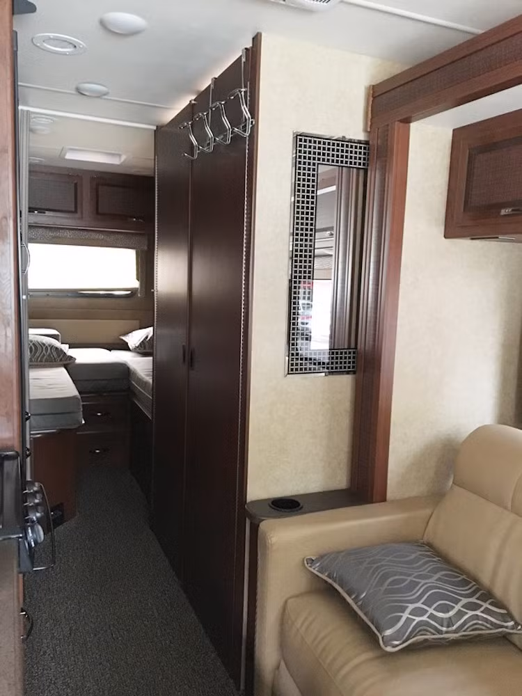 Ở phía sau, chiếc xe có đầy đủ các khu vực sinh hoạt như một ngôi nhà thực sự, chỉ được thu gọn lại một cách gọn gàng cho phù hợp với diện tích chiếc xe. Ghế sofa cùng tủ quần áo được đặt ở bên phải xe.