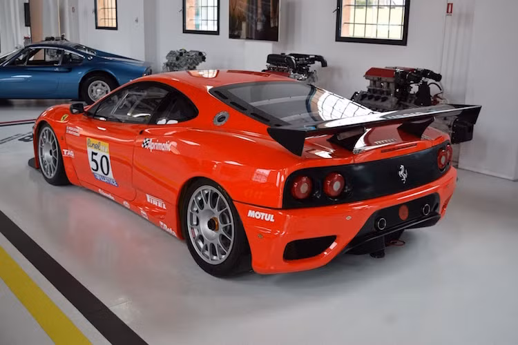 Ở bên trong nhà xưởng của Alfredo còn có một số mẫu xe đua nổi tiếng của Ferrari như 360 GTC, GTO Evoluzione hay chiếc 575 GTC đã từng chiến thắng tại giải Le Mans 2003.
