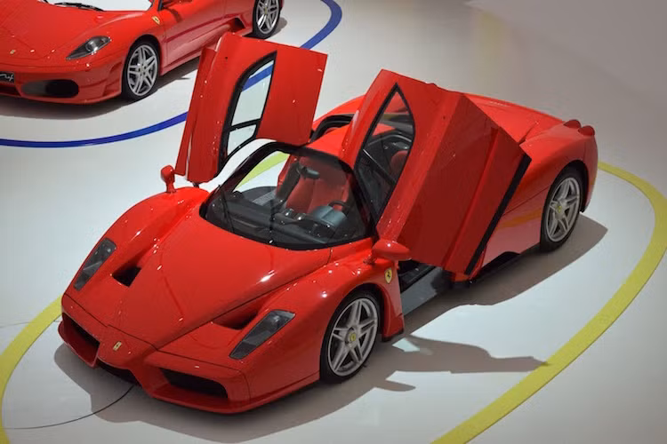 Tiếp nối "di sản" của F40 lần lượt là những dòng F50 và Ferrari Enzo. Ra mắt từ năm 2002, tới nay một chiếc Enzo được bán lại không bao giờ có giá dưới 2 triệu USD nếu còn trong tình trạng nguyên bản, chưa bao giờ bị tai nạn.
