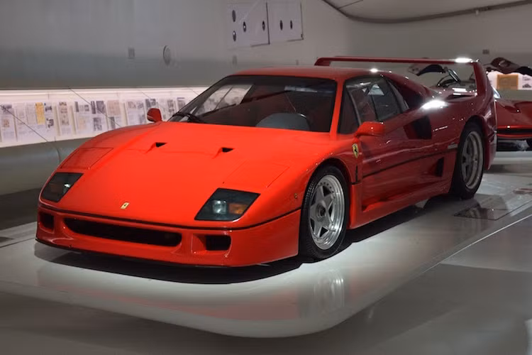 Nhà trưng bày hiện đại mới được xây dựng là nơi chứa những mẫu Ferrari sản xuất hàng loạt có tầm quan trọng đặc biệt trong lịch sử của hãng. Trong ảnh là Ferrari F40 - mẫu xe được tạo ra nhằm kỷ niệm 40 năm ngày thành lập hãng và từng giữ danh hiệu Xe nhanh nhất Thế giới.