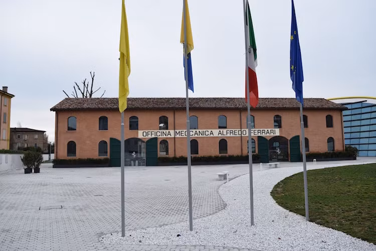 Bên cạnh khu vực trưng bày xe của bảo tàng là nhà xưởng của ông Alfredo Ferrari - Cha đẻ của Enzo Ferrari. Ngày nay, nhà xưởng này đã được cải tiến để trở thành một khu trưng bày những chiếc Ferrari cổ và một số động cơ hiếm được chế tạo bởi hãng.
