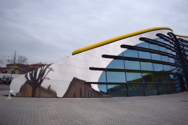 Giữa những ngôi nhà cổ kính tại thị trấn Modena, bảo tàng Museo Casa Enzo Ferrari nổi bật bởi thiết kế nhà kính siêu hiện đại và hào nhoáng.