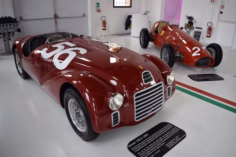 Ngay khi bước chân vào nhà xưởng, khách thăm quan sẽ được chào đón bởi 2 chiếc Ferrari vô giá. Chiếc xe số 56 là 125S - mẫu xe đầu tiên do Ferrari sản xuất và bên cạnh đó là chiếc Ferrari đầu tiên từng thắng giải đua Công thức 1.