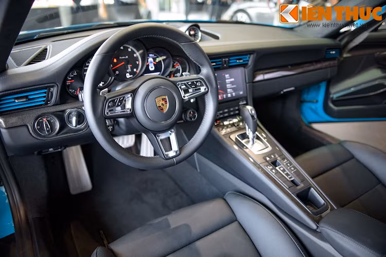 Bên trong nội thất của 911 Turbo cũng có các cải tiến tương tự 911 Carrera.