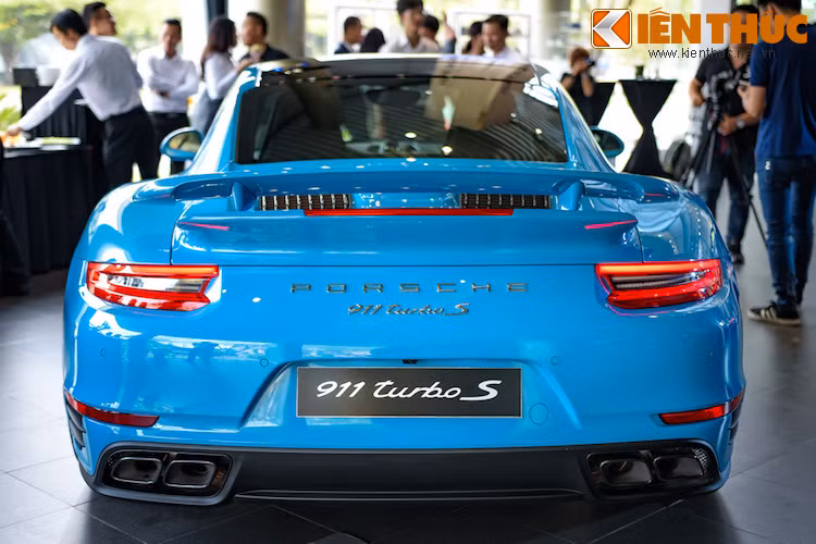 So với phiên bản trước, 911 Turbo mới có lốp sau rộng hơn 1,27 cm, cùng với cản sau và chụp ống xả thiết kế khác. Cuối cùng, nắp động cơ cũng có các khe hút gió làm mát lớn hơn.