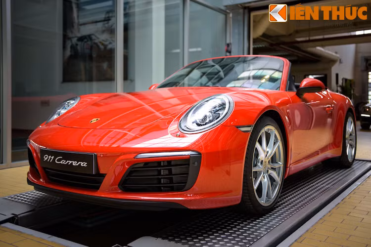 Tuy nhiên, thay đổi lớn nhất của dòng xe đó là các phiên bản Carrera đã được trang bị động cơ 6 máy ngang 3.0l tăng áp kép hoàn toàn mới, thay vì loại 3.6l nạp khí tự nhiên như trước đây.